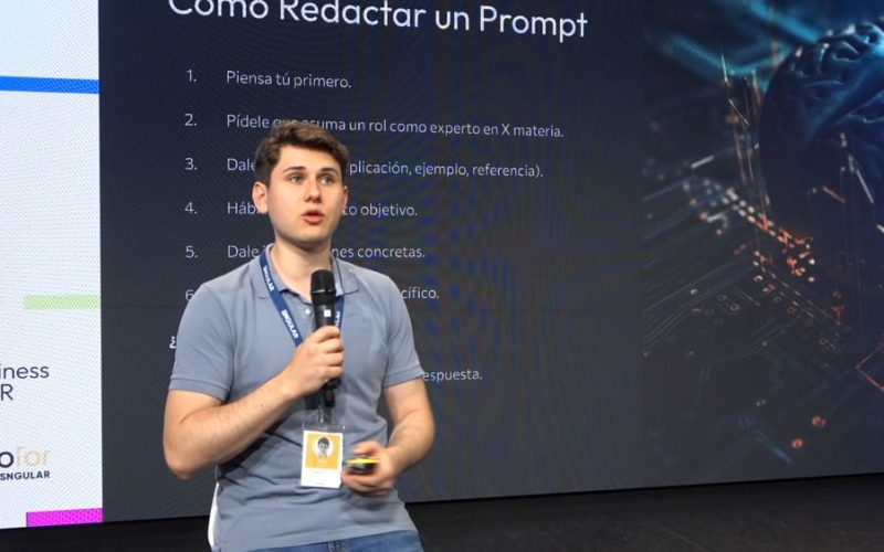 Daniel García-Cordero brings real-world AI methodology to CenteIA courses